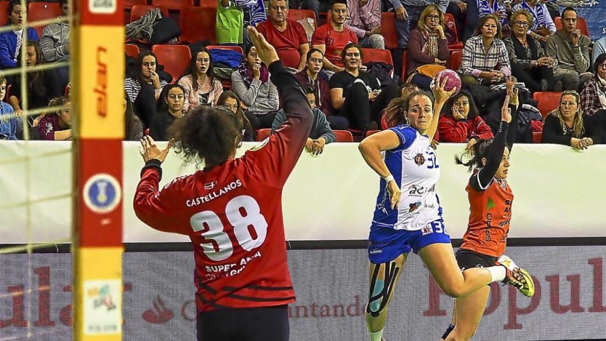 Ana Viloria durante un partido contra el Bera Bera.-MIGUEL ÁNGEL SANTOS