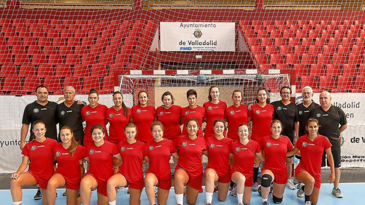 Las jugadoras delAulaValladolid posan sonrientes antes del primer entrenamiento.-J.M. LOSTAU