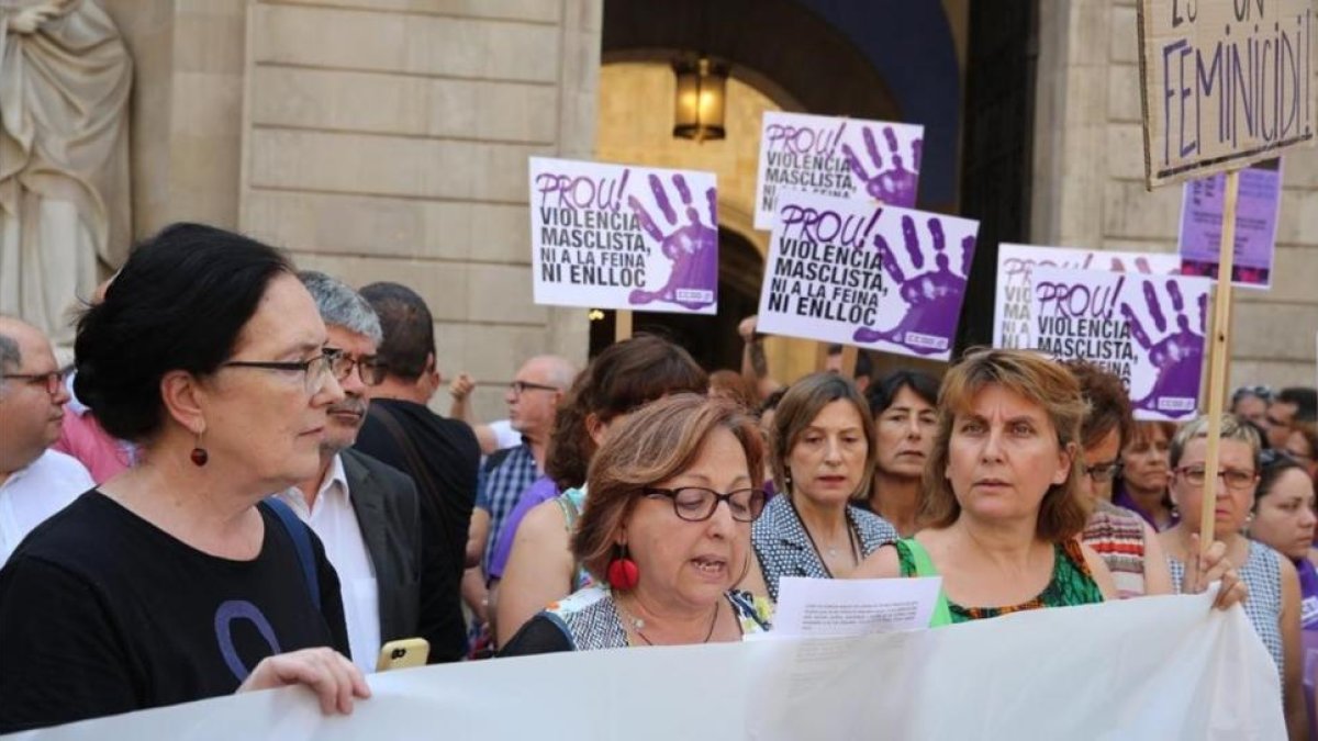 Concentración contra la violencia machista delante del Ayuntamiento de Barcelona.-RICARD CUGAT