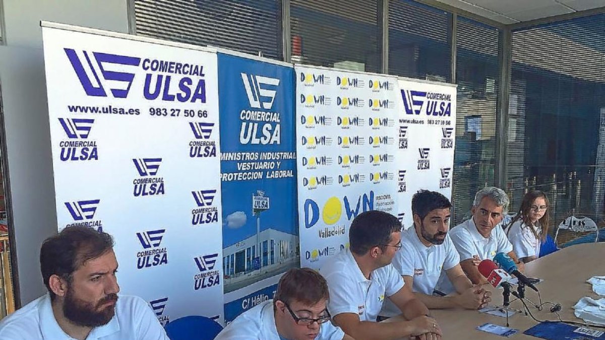 Ismael Alonso, César, Javier Gómez, Manuel Velazquez, Javier del Campo y Miriam, ayer en Comercial Ulsa durante la presentación de la carrera.-E. M.