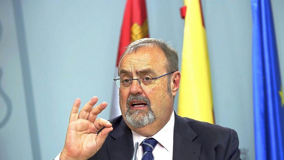 Fernando Rey durante la rueda de prensa posterior al Consejo de Gobierno.-ICAL