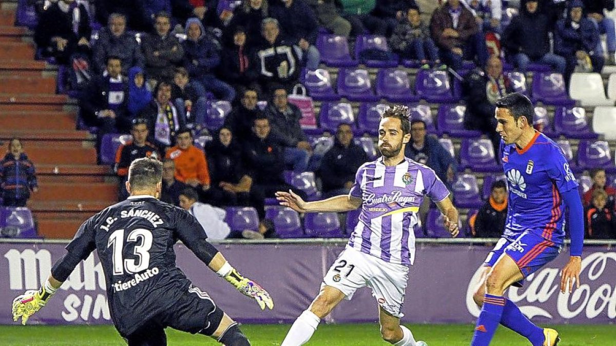 Míchel intenta rematar en el partido frente al Oviedo.-J. M. LOSTAU