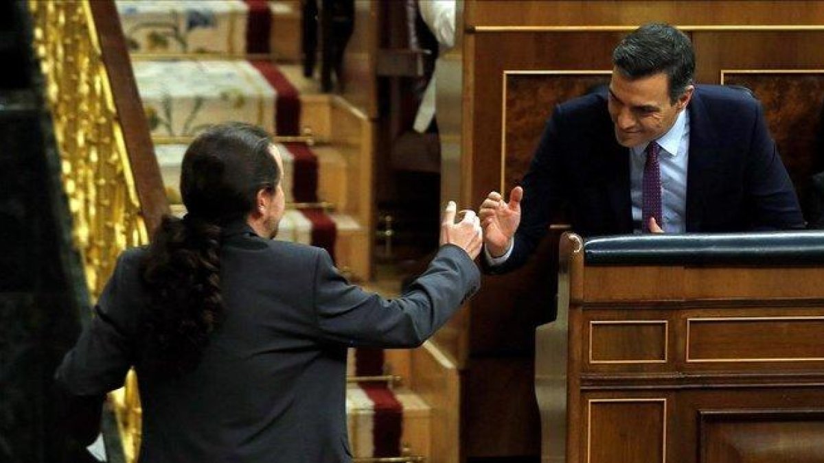 Pablo Iglesias saluda a Pedro Sánchez durante el debate de investidura del día 7.-EFE / EMILIO NARANJO