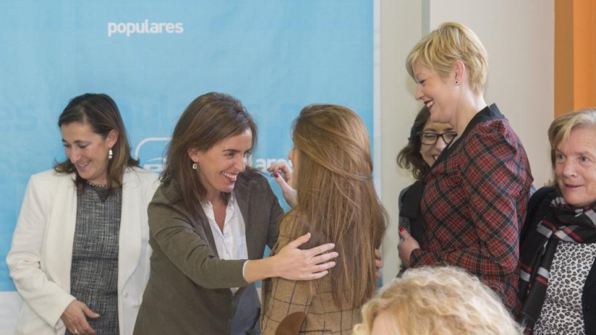 La secretaria general de la asociación ‘Mujeres en Igualdad’ y senadora del PP, Carmen Fúnez, acude a Burgos donde acompañada por los candidatos al Congreso y el Senado por esta provincia mantiene una reunión con alcaldesas y concejalas del PP en la provi-Ical