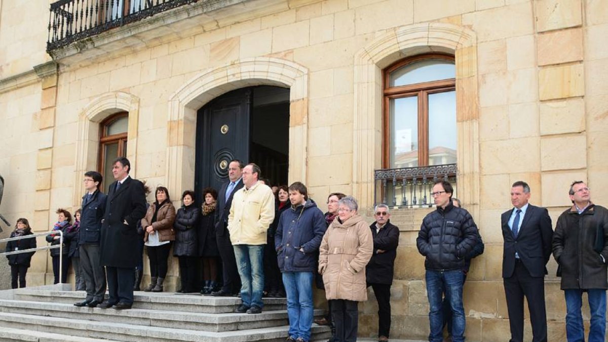 Los miembros de la Diputación de Soria guardan un minuto de silencio por las víctimas del avión siniestrado en Los Alpes-Álvaro Martínez