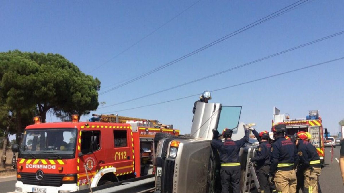 Imagen del accidente que ha tenido lugar en la A-62 a la altura de Geria.-@BomberosVLL