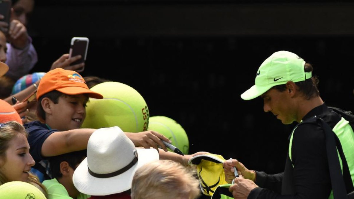 Rafael Nadal firma unos autógrafos en Miami.-EFE