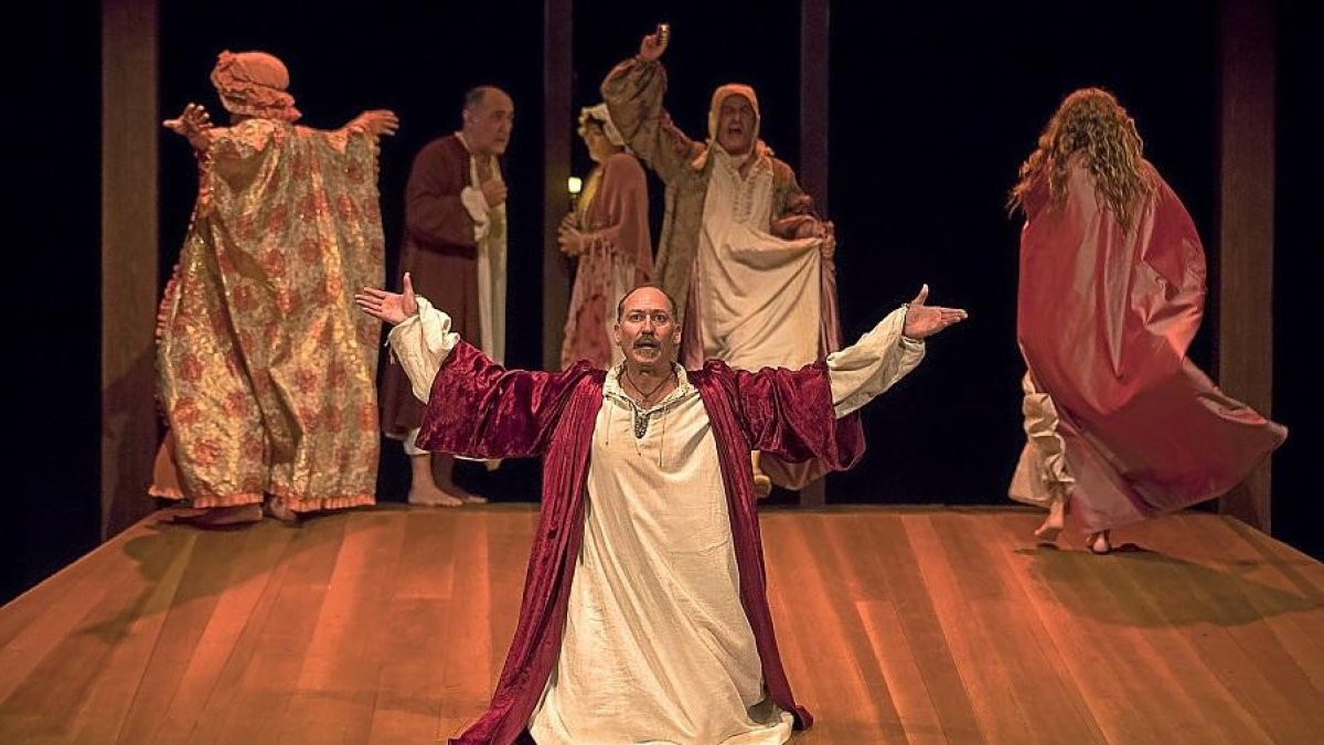 Daniel Albadalejo es el enamorado Don Pedro que propone Noviembre Teatro para ‘Entre bobos anda el juego’.-NOVIEMBRE TEATRO