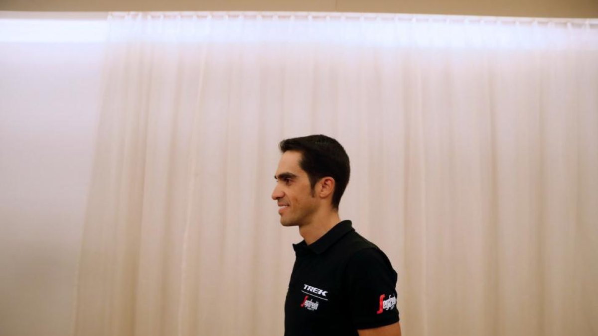 Alberto Contador pasea por el hotel que ocupa en la ciudad francesa de Nîmes.-JAVIER LIZÓN (EFE)