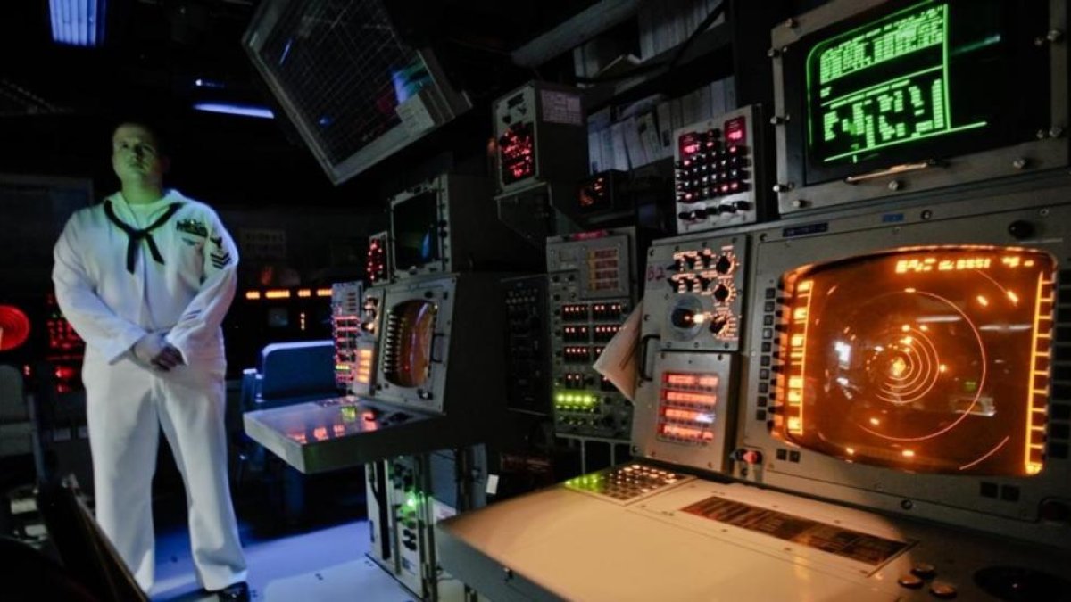 Un oficial de la marina estadounidense en el centro de control de armas del USS Monterey, en el puerto de Constanta (Rumanía), en el mar Negro, en el 2011.-AP / VADIM GHIRDA