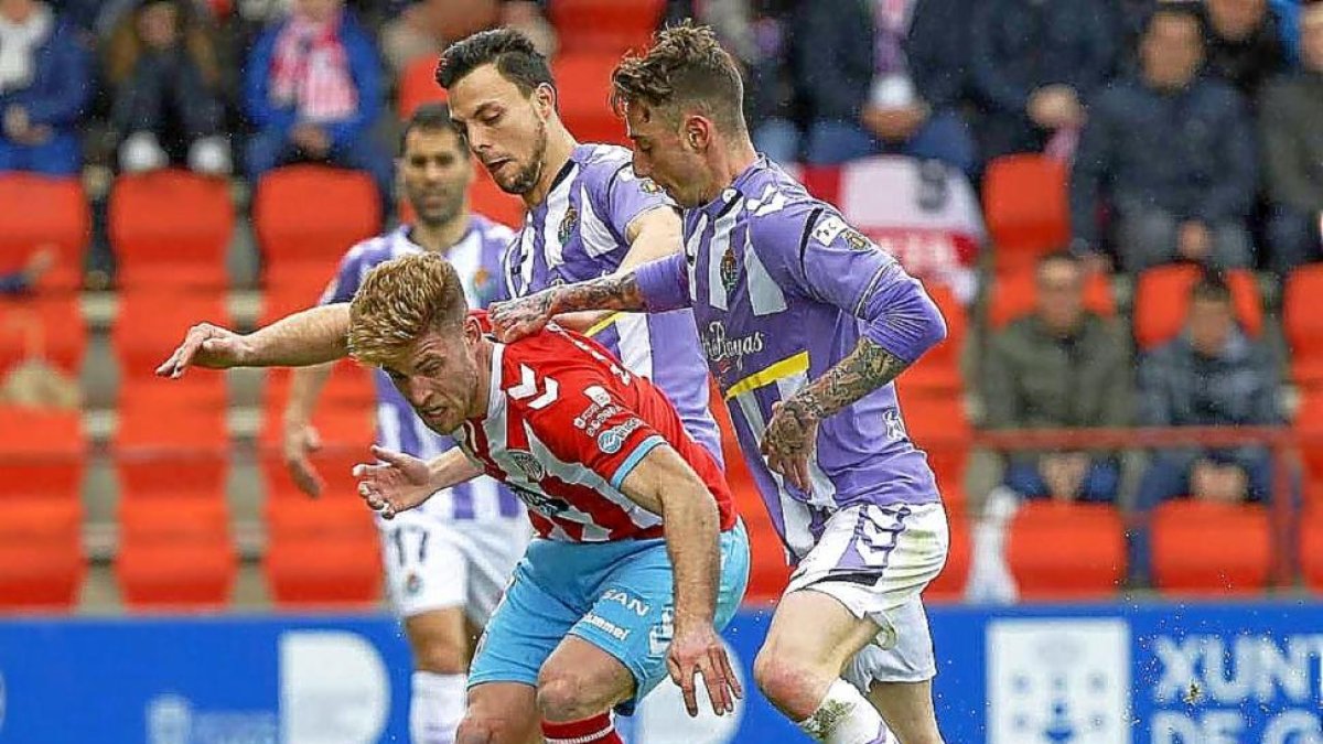 Óscar Plano y Calero presionan a Mario Barco en el partido disputado ayer en Lugo.-PHOTO-DEPORTE