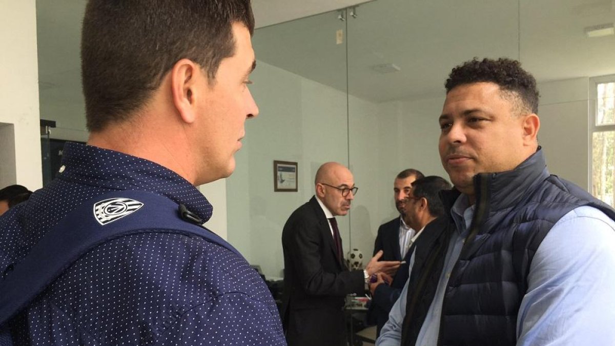 Ronaldo habla con Rescalvo, con Ferrero al fondo en el medio y, a su izquierda con barba, Espinar.-IDV