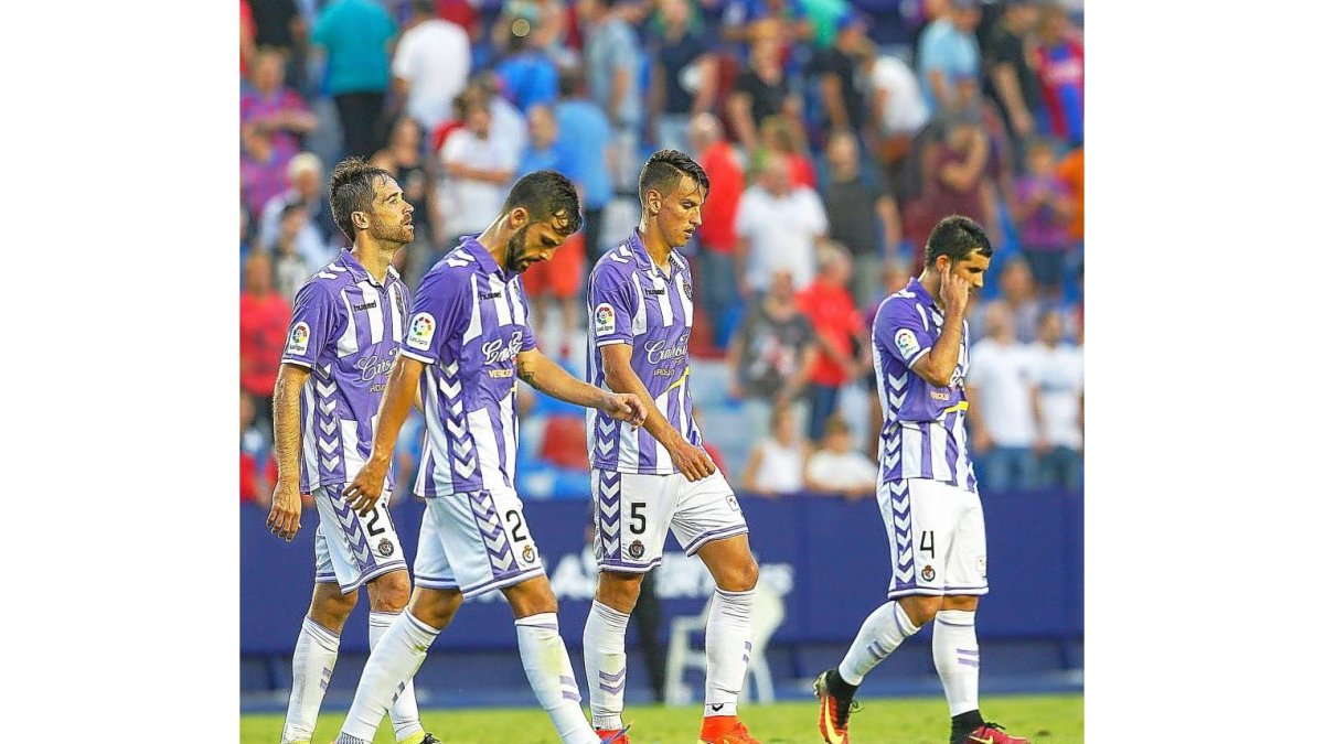 Míchel, Guitián, Lichnovsky y Álex López abandonan cabizbajos el terreno de juego.-ARABA PRESS