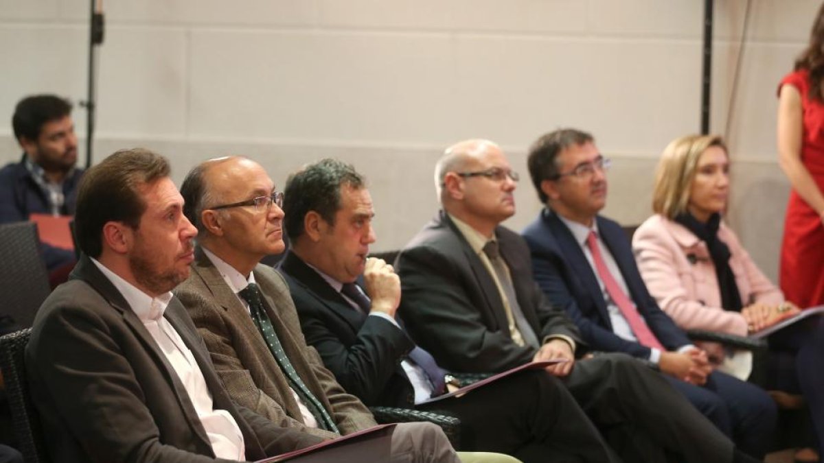Asistentes de la jornada sobre 'Smart Cities' en la que se muestran posibilidades reales que ofrecen las administraciones..-ICAL