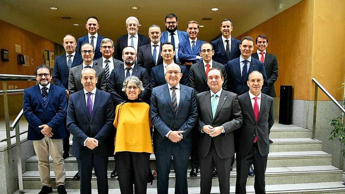 El consejero de Agricultura, junto a los representantes de las entidades financieras.-E.M