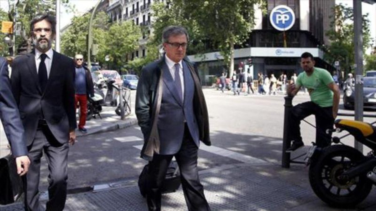 Jordi Pujol se dirige a la Audiencia, en Madrid, el pasado mes de abril.-JOSÉ LUIS ROCA