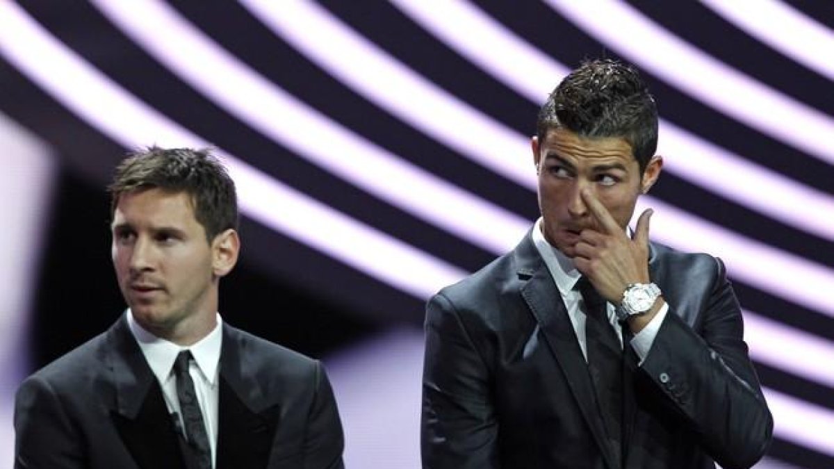 Messi y Ronaldo, durante la gala para elegir al mejor jugador de la Champions, en una imagen de archivo.-REUTERS / ERIC GAILLARD