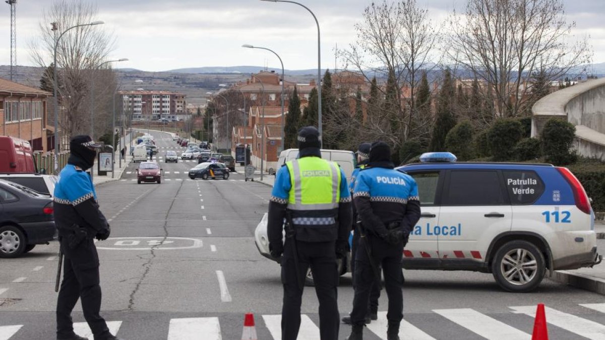 Despliegue de efectivos policiales en el barrio de la zona sur de Ávila capital donde se han producido 2 tiroteos.-ICAL