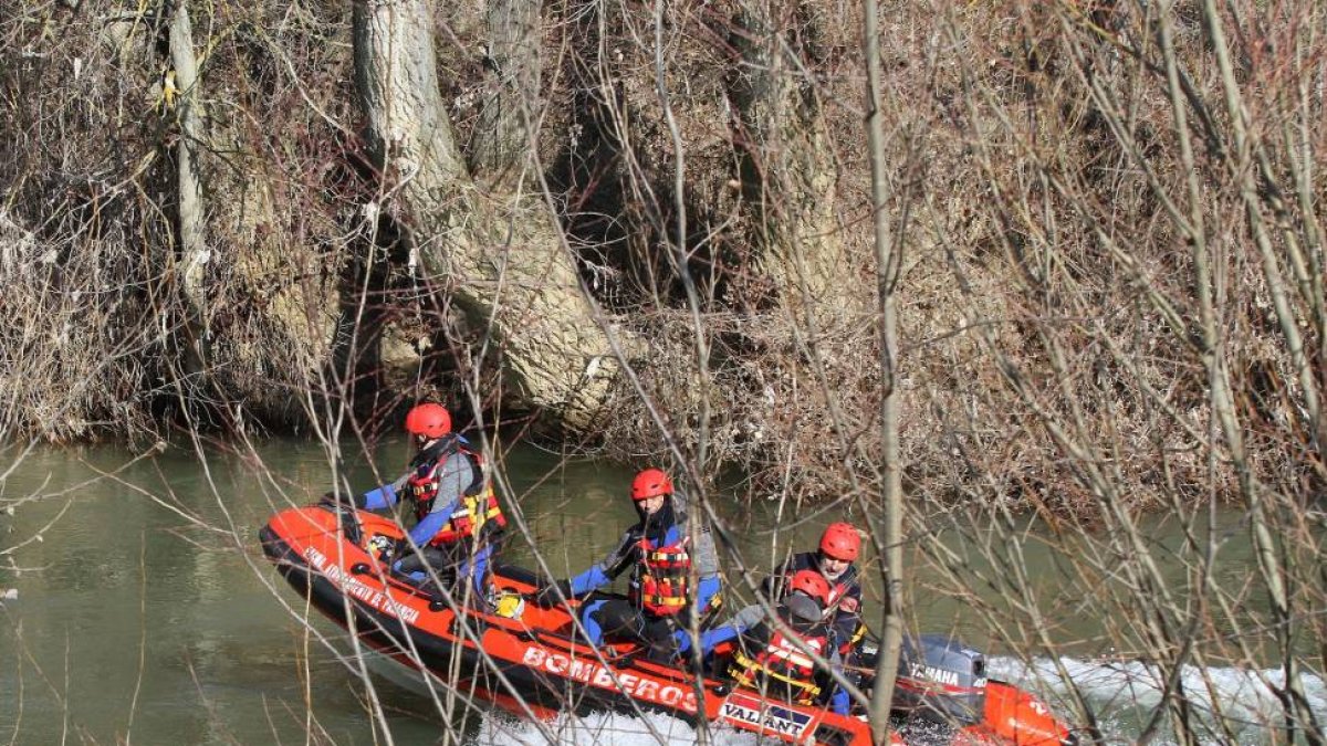 Efectivos de la Policía Local, Bomberos y Protección Civil buscan en el río Carrión a su paso por la capital palentina y sus inmediaciones a un hombre de 79 años-Ical
