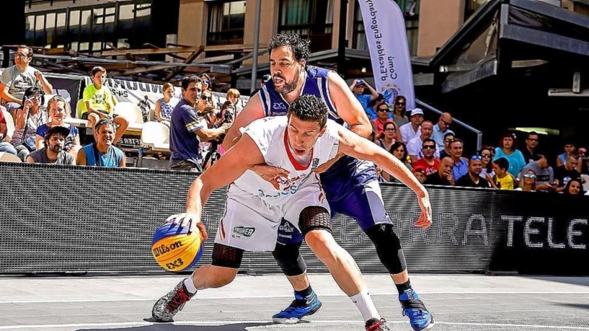 Sergio de la Fuente protege el balón ayer en el duelo con Andorra.-FIBA