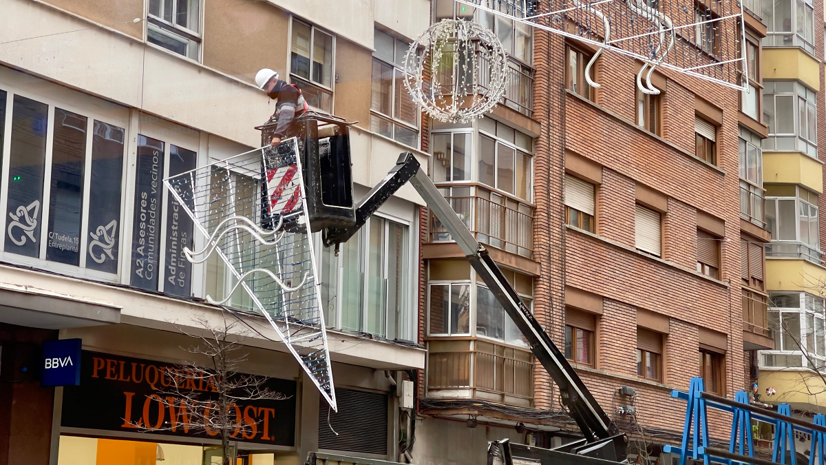 Fotografía de la Calle Cervantes quitando el alumbrado navideño