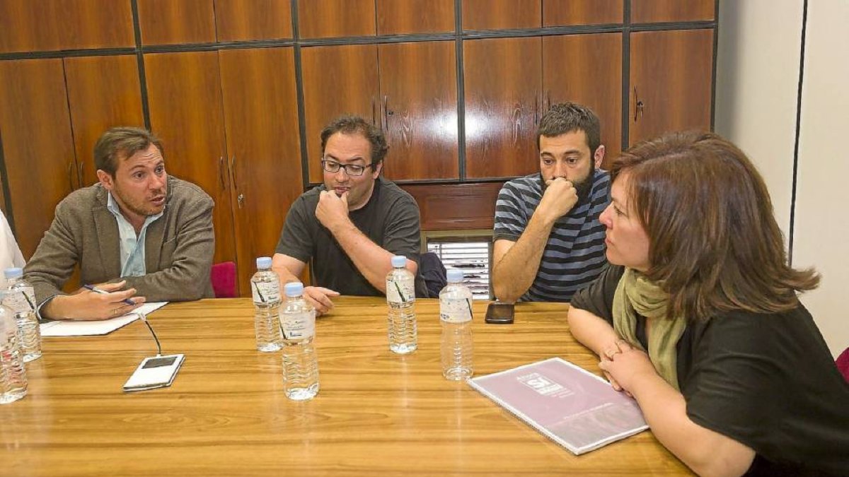 Puente, Izquierda, y Chávez, derecha, junto a los otros dos ediles electos de Sí se Puede el pasado día 27.-Pablo Requejo