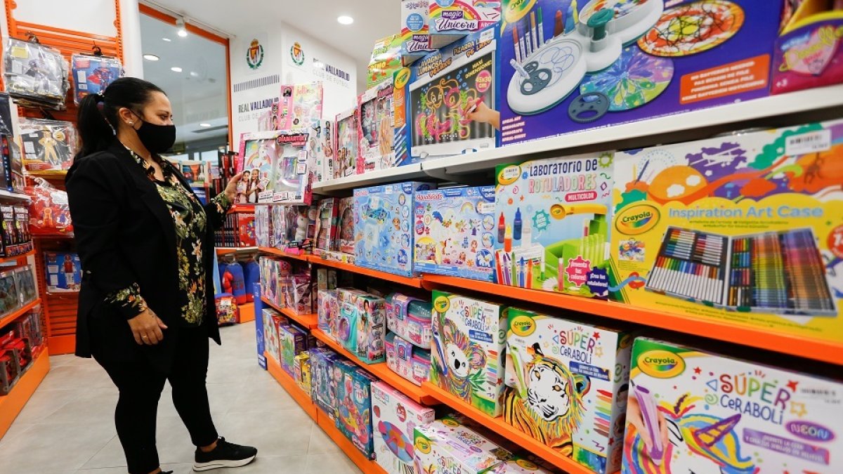 Una trabajadora de Justo Muñoz muestra uno de los juguetes con más demanda.- J. M. LOSTAU