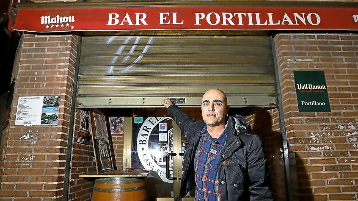 Javi Capellán echa el cierre al mítico bar ‘El Portillano’.-J.M. LOSTAU