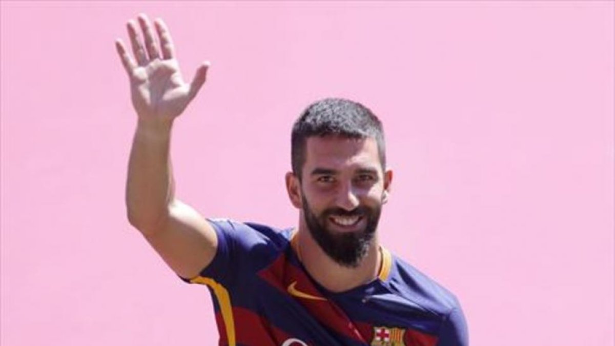 Arda Turan saluda en la presentación de la plantilla, el lunes en el Gamper-EFE / ALEJANDO GARCÍA