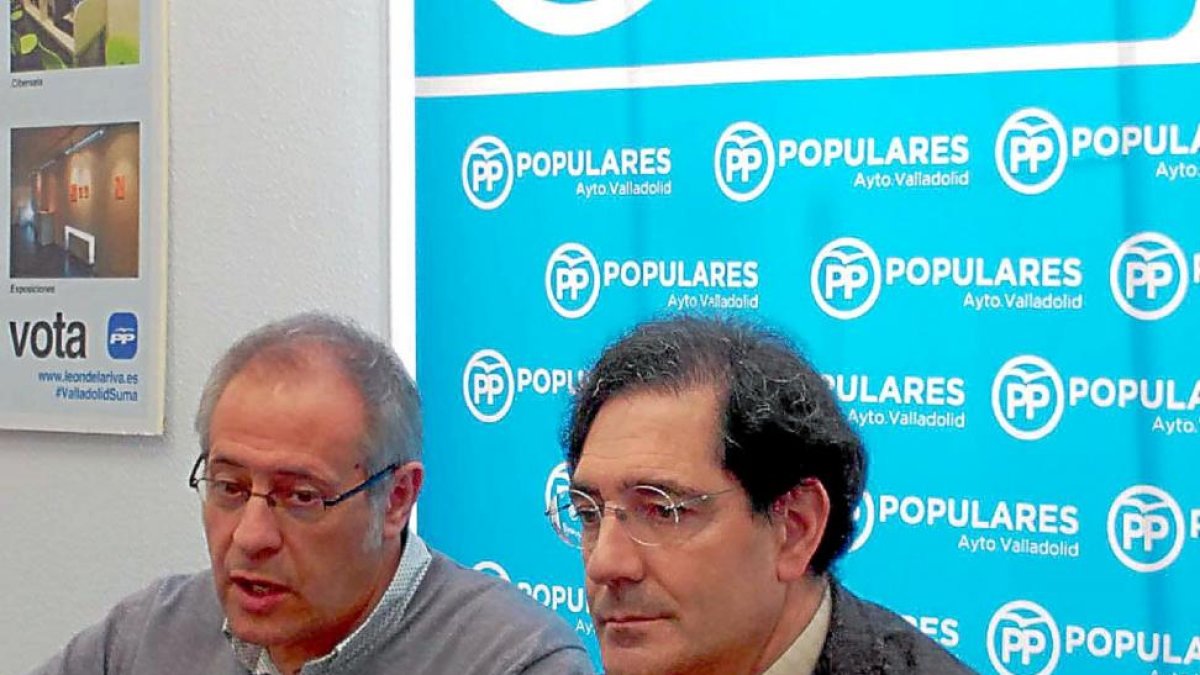Bermejo y Enríquez ayer, durante la rueda de prensa en el Grupo municipal Popular.-EL MUNDO