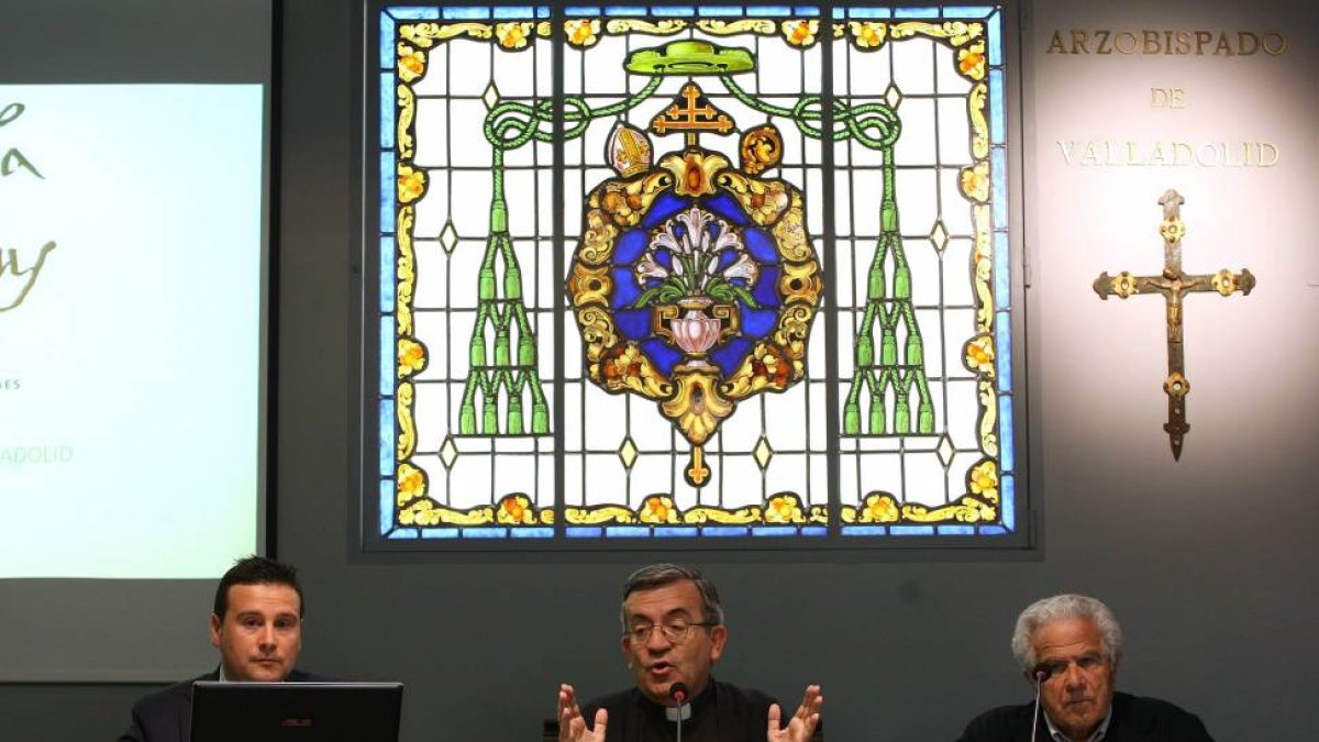 (I a D) José María Vicente, de las Edades del Hombre; el vicario general de la archidiócesis, Luis Javier Argüello y el delegado de Patrimonio de la diócesis José Luis Velazco-Ical