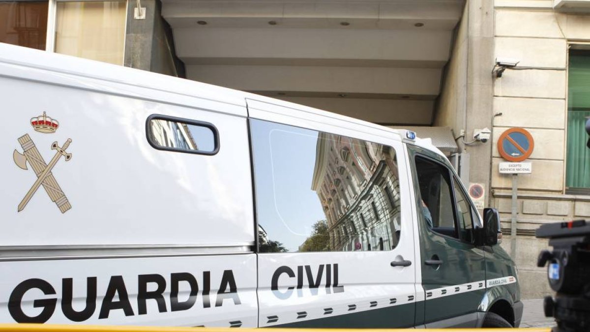 Un furgón de la Guardia Civil sale de la Audiencia Provincial con varios de los detenidos de la 'Operación Púnica'-Efe