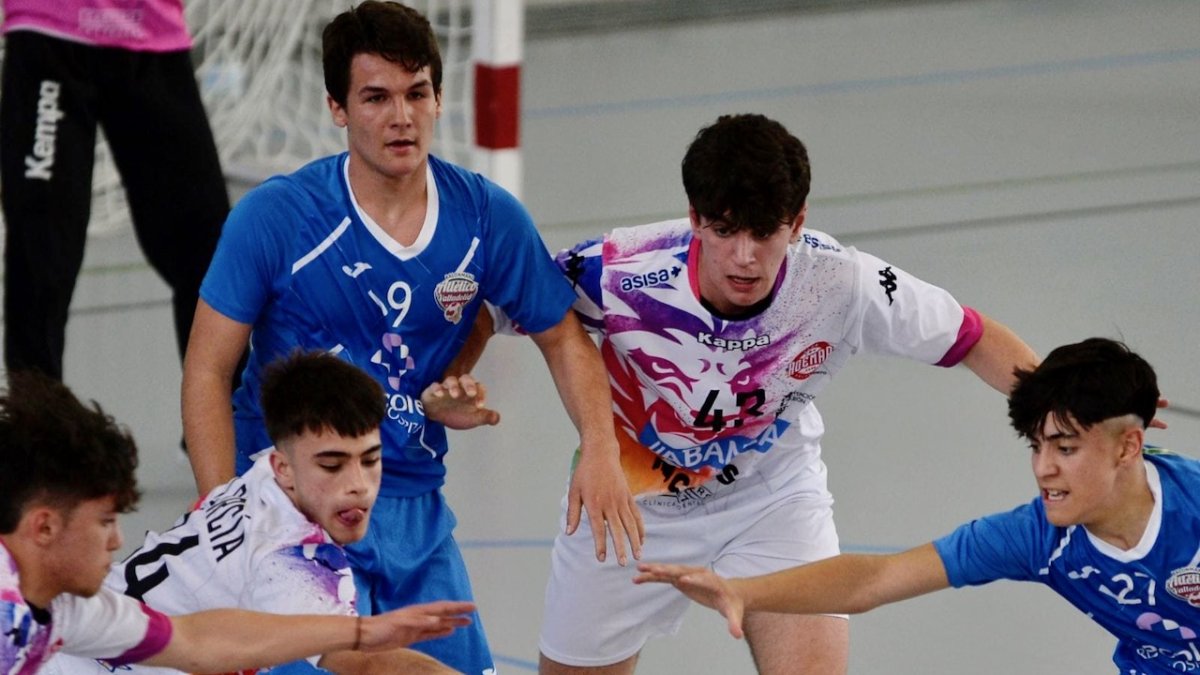 Jugadores de cantera del Recoletas en un choque anterior. / E. M.