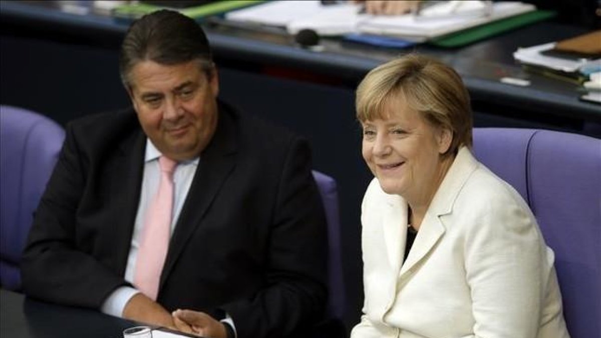 Angela Merkel, junto a su vicecanciller y líder del SPD, Sigmar Gabriel, en el Bundestag.-AFP