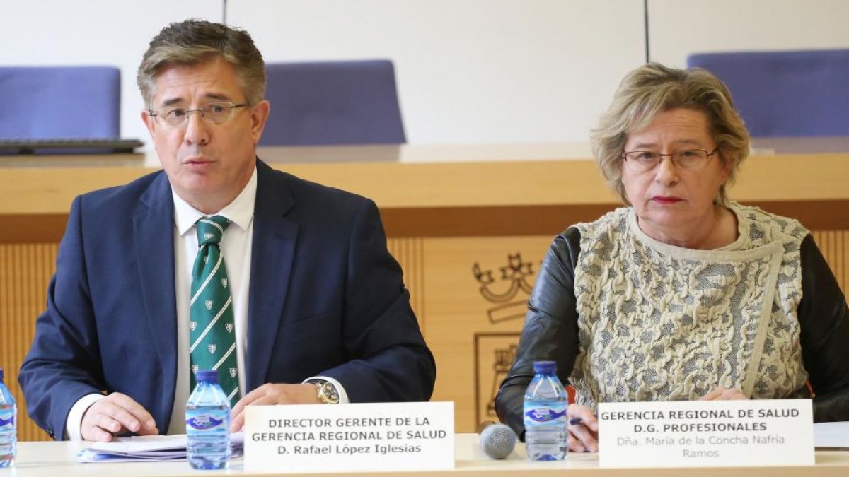 El gerente regional de Salud, Rafael López, junto a María de la Concha Nafría.-ICAL
