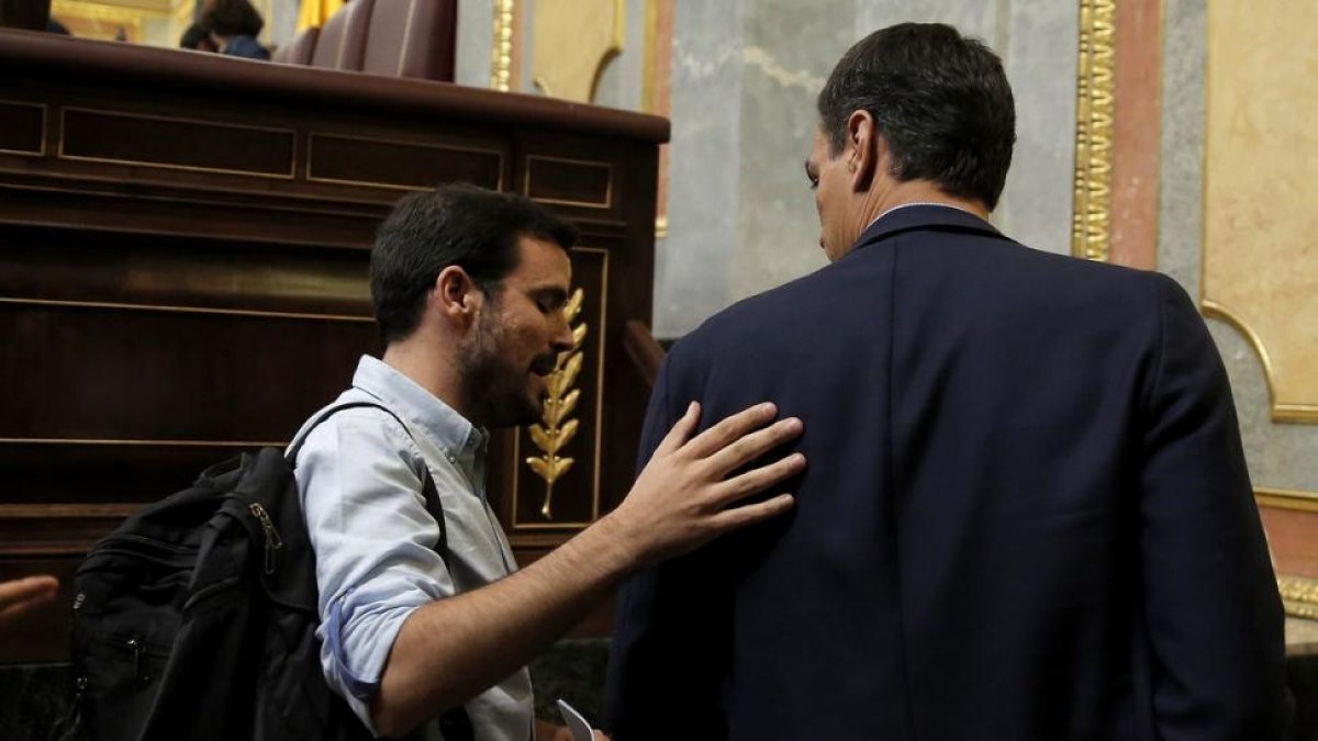 Alberto Garzón y Pedro Sánchez en el Congreso de los diputados.-JOSÉ LUIS ROCA