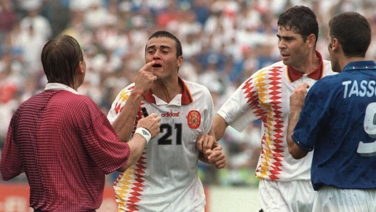 Luis Enrique muestra al árbitro el golpe que le propinó Tassotti en el Mundial de 1994.-EFE