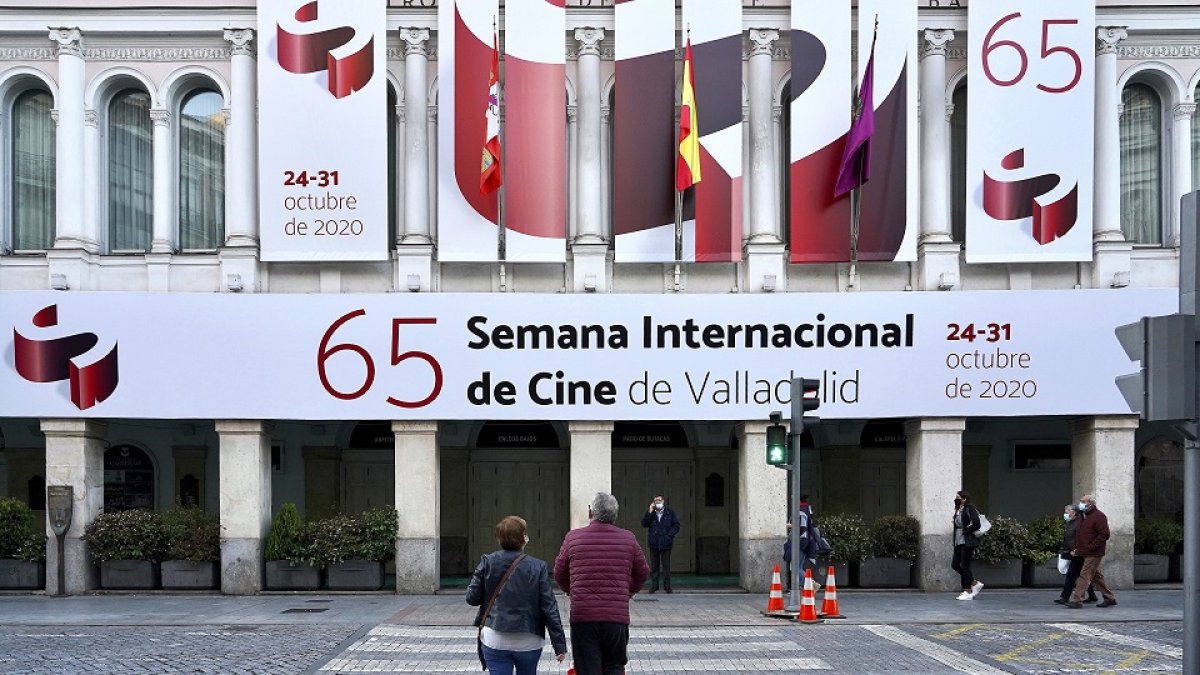 El Teatro Calderón preparado para inaugurar esta tarde la 65 edición de la Seminci. ICAL.