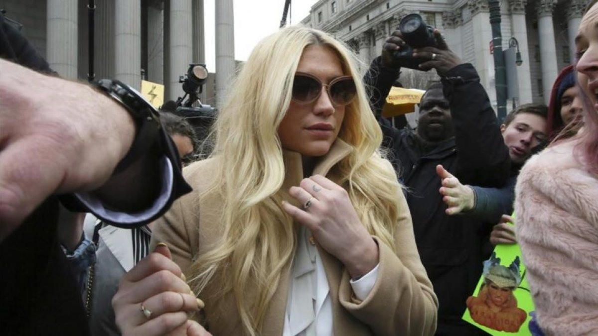 Kesha, en febrero del 2016, a su salida de la corte de Manhattan, donde presentó una demanda por abusos contra su mánager, Dr. Luke.-AP / MARY ALTAFFER