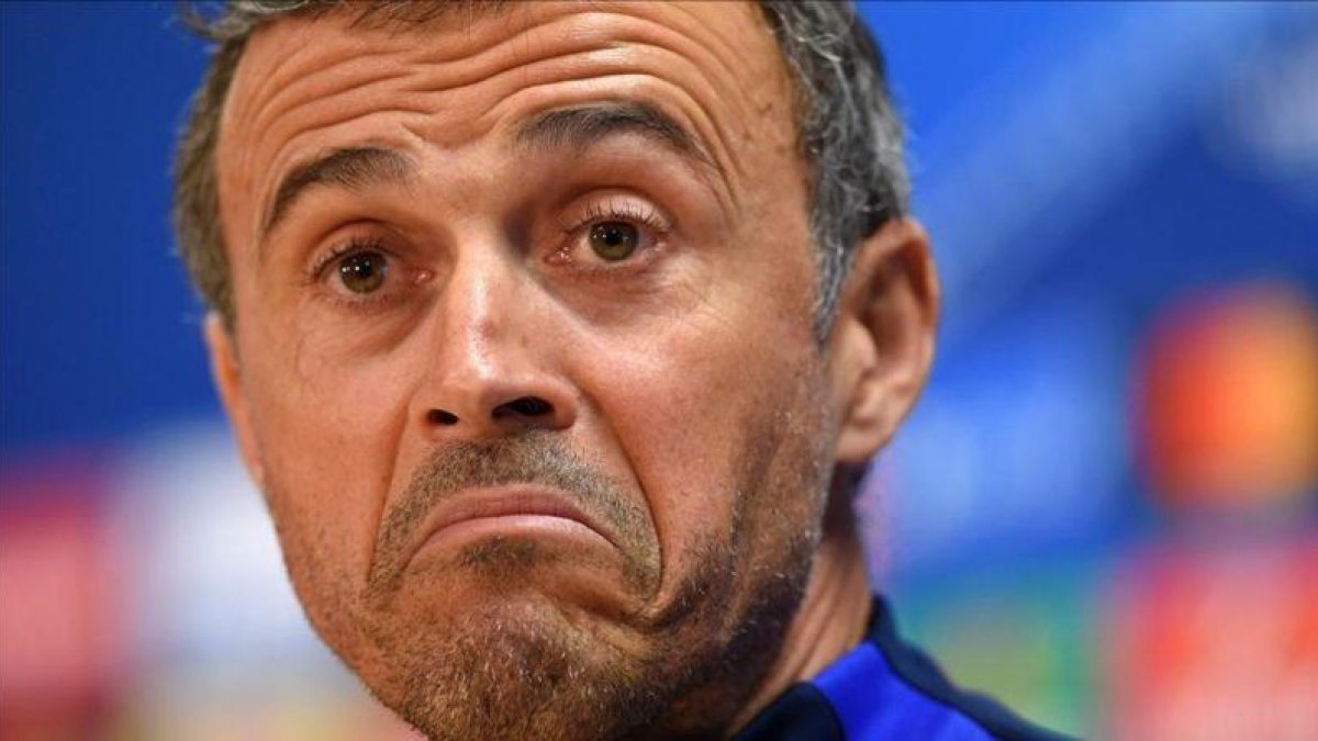 Luis Enrique, en un momento de la rueda de prensa previa al duelo con el Borussia.-AFP / LLUIS GENE