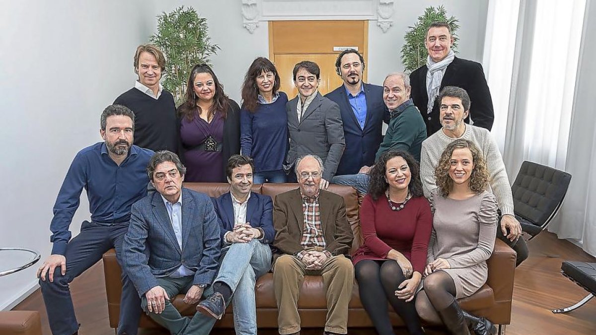 De pie, y de izquierda a derecha: Lars Jorge, María Luisa Corbacho, Ana Redondo, Sergio Domínguez, Stefano Lacolla, Jesús Ruiz y Roman Ialcic; sentados: Jordi Gimeno, José María Viteri, Oliver Díaz, Gustavo Tambascio, Carmen Solís y Paula Mendoza.-PABLO REQUEJO