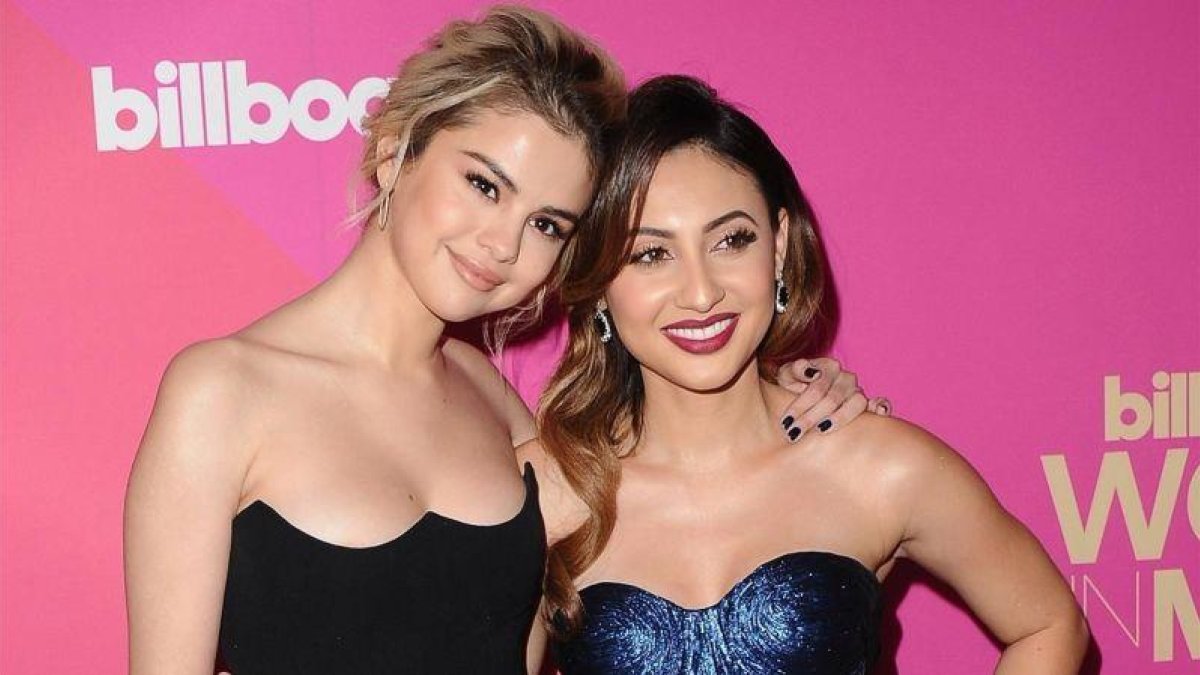 Selena Gomez y su amiga Francia Raisa, en la entrega de los premios Billboard Women in Music.-JON KOPALOFF