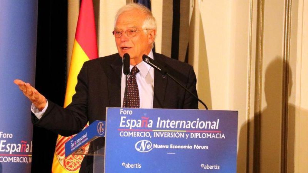 El ministro de Exteriores, Josep Borrell, durante un almuerzo informativo esta mañana en Madrid.-ROGER PI DE CABANYES (ACN)