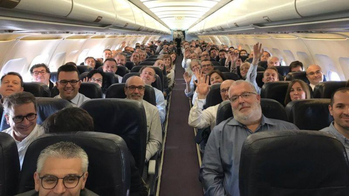 200 alcaldes independentistas, rumbo a Bruselas para mostrar su apoyo al Govern en el exilio.-AMI (TWITTER)