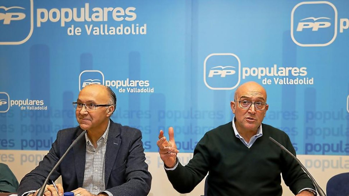 Ramiro Ruiz Medrano y Jesús Julio Carnero ayer, en el comité provincial del Partido Popular.-J. M. LOSTAU