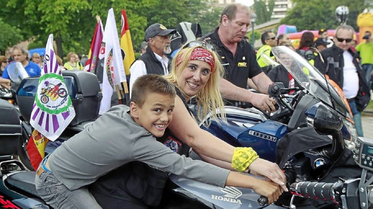 Una familia celebra el Día de la Moto en la Playa de las Moreras, este domingo, en Valladolid.-J. M. Lostau