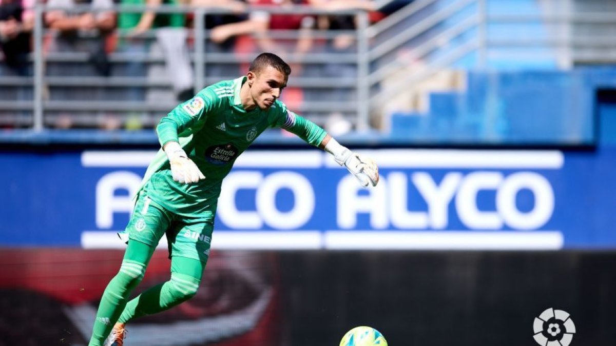 Masip realiza un saque de puerta en el duelo ante el Éibar. / LALIGA