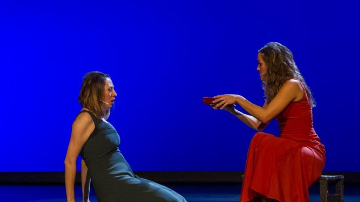 Alba Frechilla (izda) y María Negro rinden su particular homenaje al dramaturgo vallisoletano en el bicentenario de su nacimiento.-PABLO TORIBIO