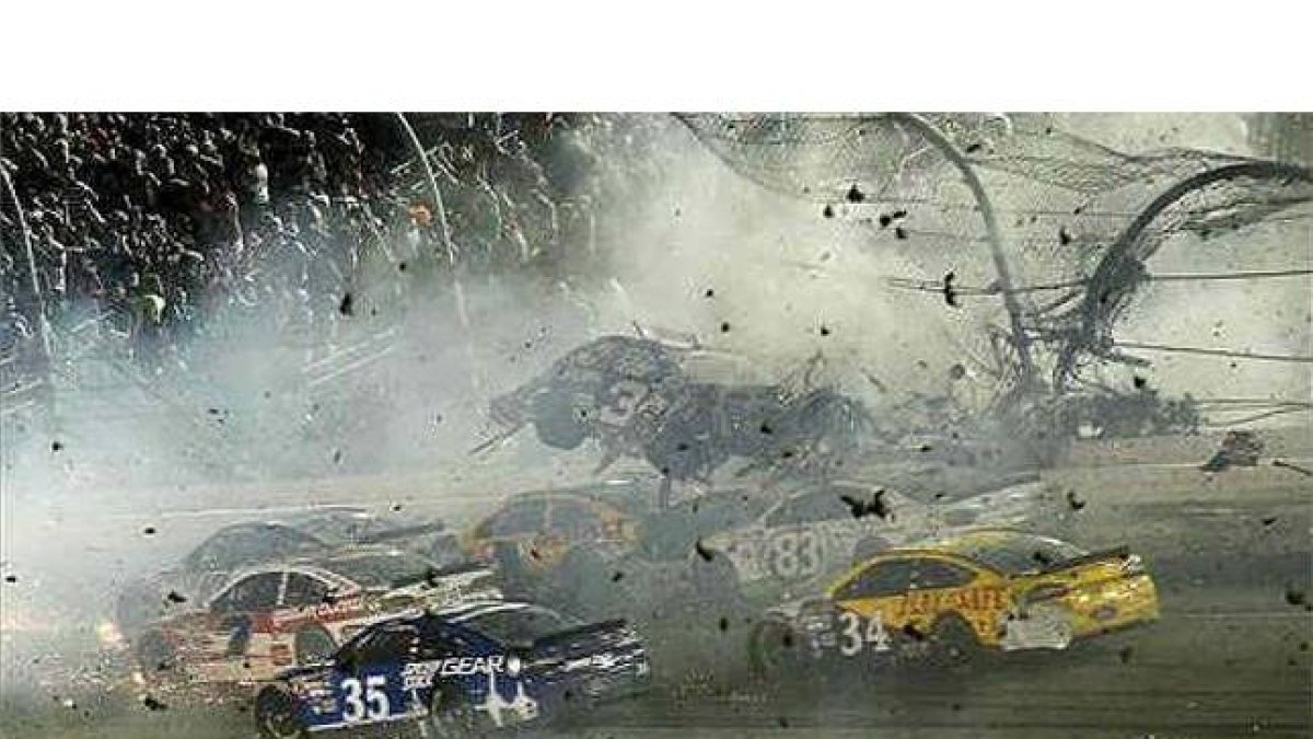 El coche de Austin Dillon (3) vuela por los aires y se estrella contra la valla que separa la pista del público en el circuito de Daytona Beach.-Foto: REINHOLD MATAY/ USA TODAY