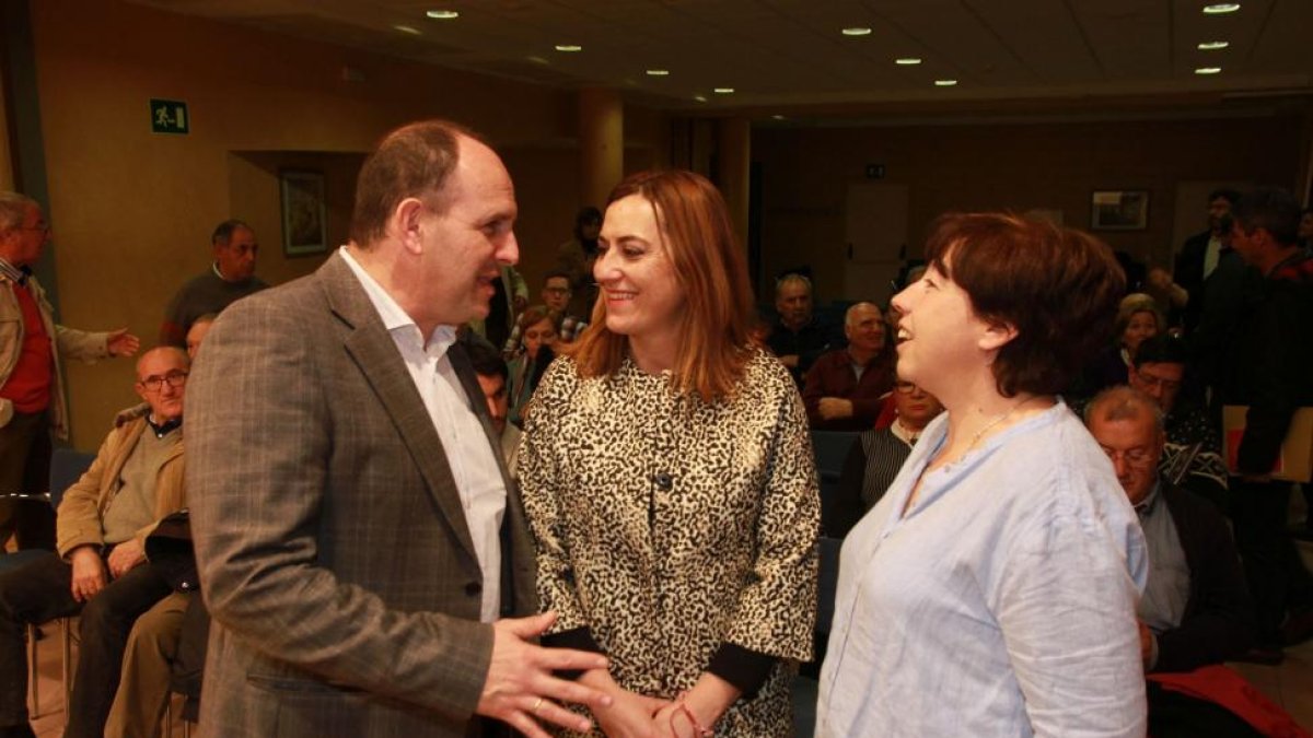 El portavoz del PSCyL en la Federación Regional de Municipios de Castilla y León, José Luis Vázquez, y las secretarias de Ordenación Territorial y de Política Municipal, Carmen García y Virginia Barcones, respectivamente, se reúnen con alcaldes y concejal-Ical